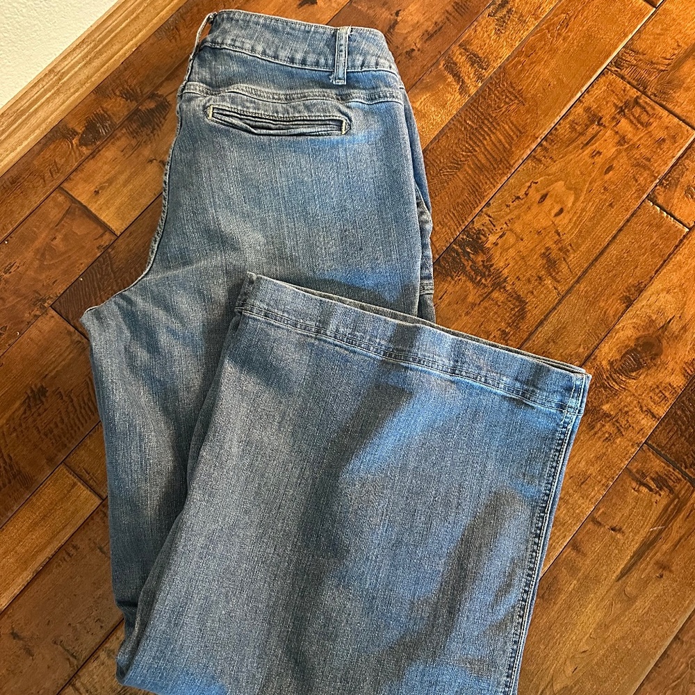Venezia Wide Leg Blue Jeans.  Size 16/32" Inseam.  Bottom measures 14".